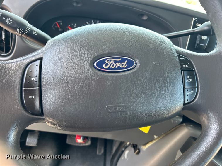 image for item EG0701 2007 Ford E450 Super Duty  shuttle bus