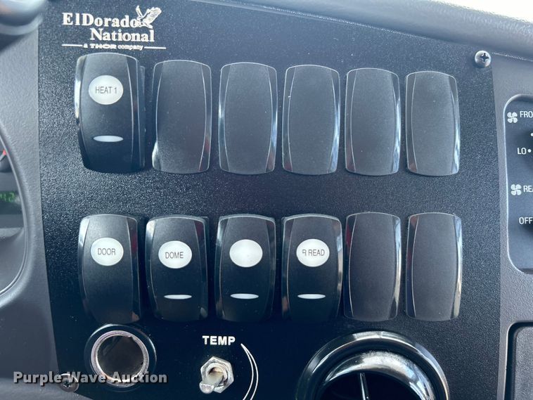 image for item EG0701 2007 Ford E450 Super Duty  shuttle bus