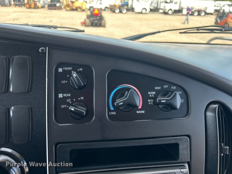 image for item EG0701 2007 Ford E450 Super Duty  shuttle bus