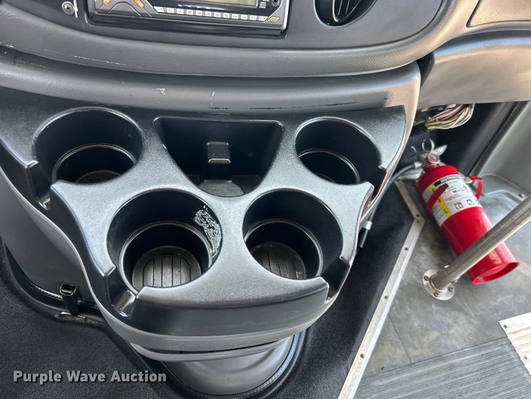 image for item EG0701 2007 Ford E450 Super Duty  shuttle bus