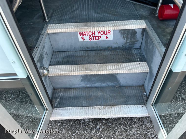 image for item EG0701 2007 Ford E450 Super Duty  shuttle bus