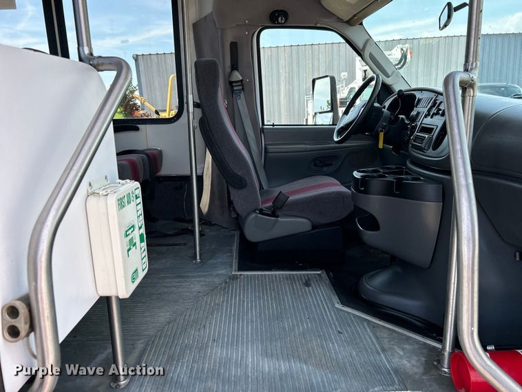 image for item EG0701 2007 Ford E450 Super Duty  shuttle bus