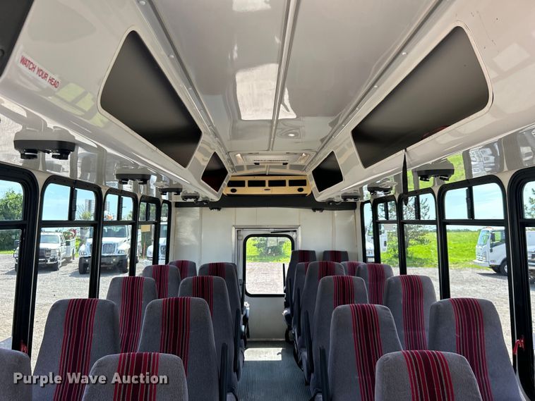 image for item EG0701 2007 Ford E450 Super Duty  shuttle bus