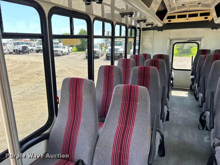 image for item EG0701 2007 Ford E450 Super Duty  shuttle bus