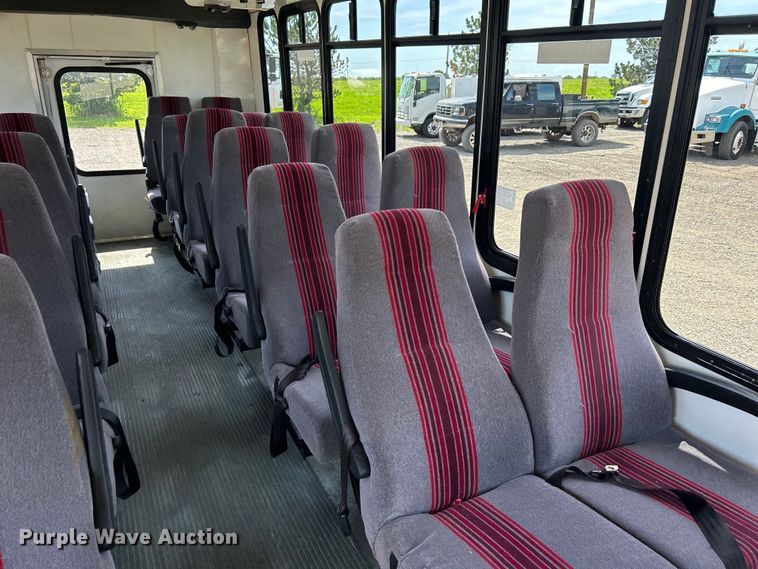 image for item EG0701 2007 Ford E450 Super Duty  shuttle bus