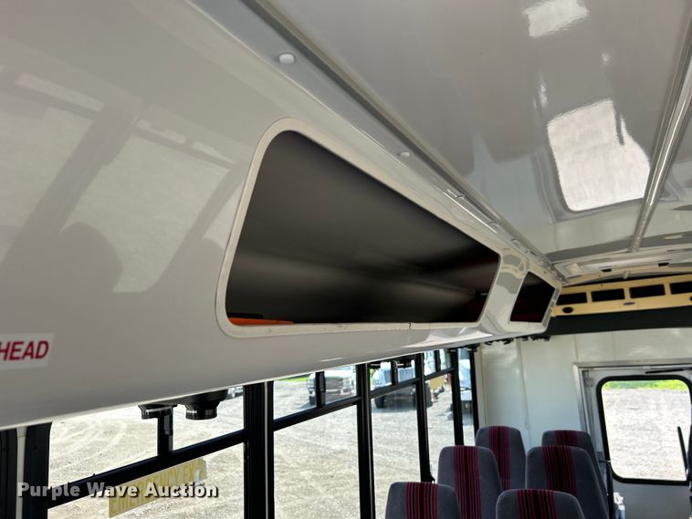 image for item EG0701 2007 Ford E450 Super Duty  shuttle bus