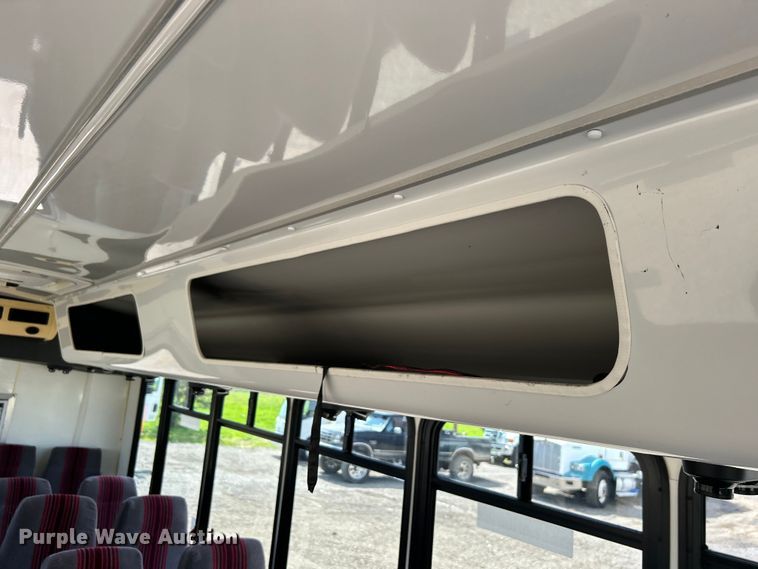 image for item EG0701 2007 Ford E450 Super Duty  shuttle bus