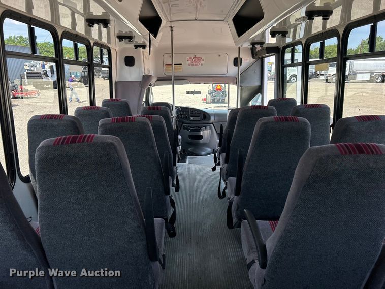image for item EG0701 2007 Ford E450 Super Duty  shuttle bus