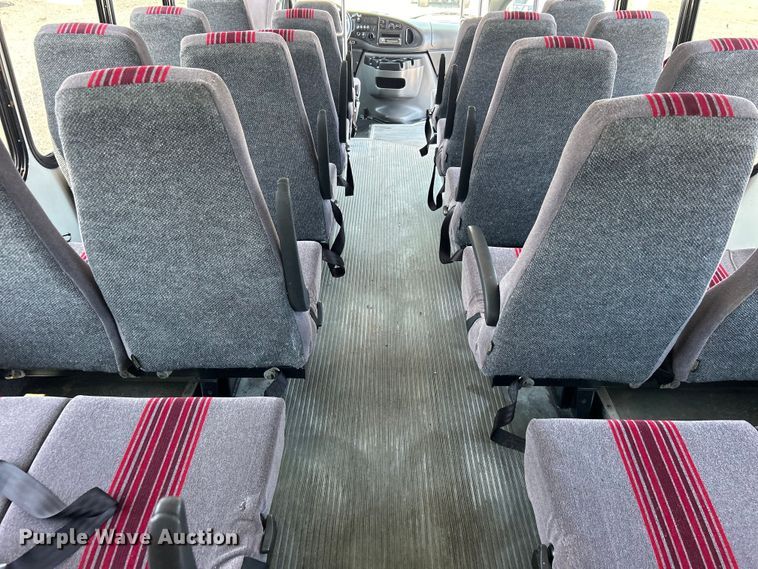 image for item EG0701 2007 Ford E450 Super Duty  shuttle bus