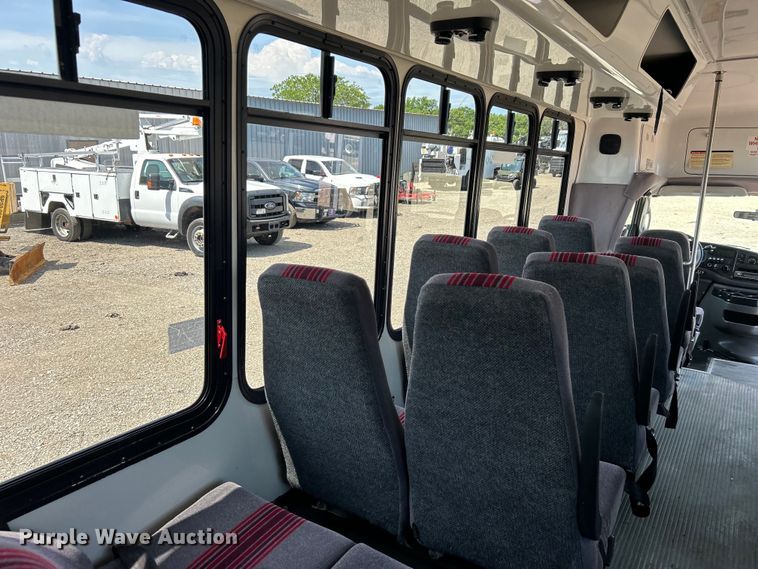 image for item EG0701 2007 Ford E450 Super Duty  shuttle bus