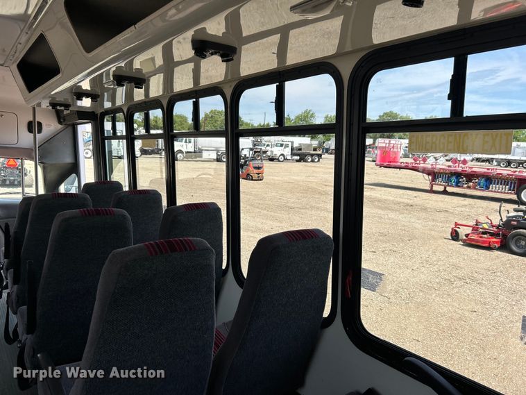 image for item EG0701 2007 Ford E450 Super Duty  shuttle bus