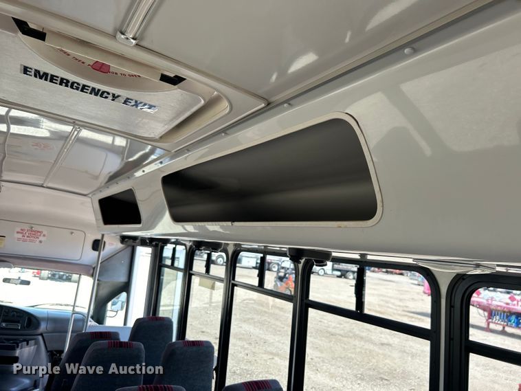 image for item EG0701 2007 Ford E450 Super Duty  shuttle bus