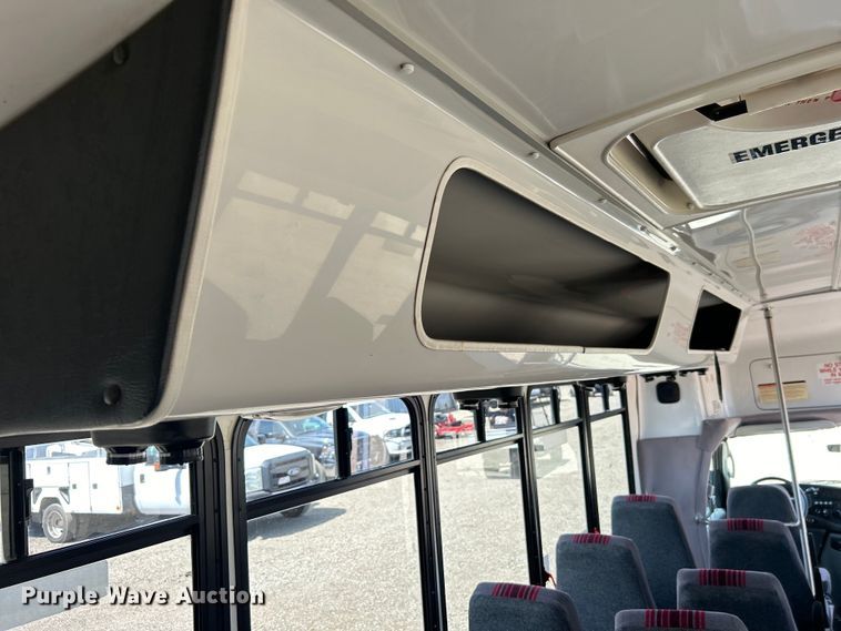 image for item EG0701 2007 Ford E450 Super Duty  shuttle bus