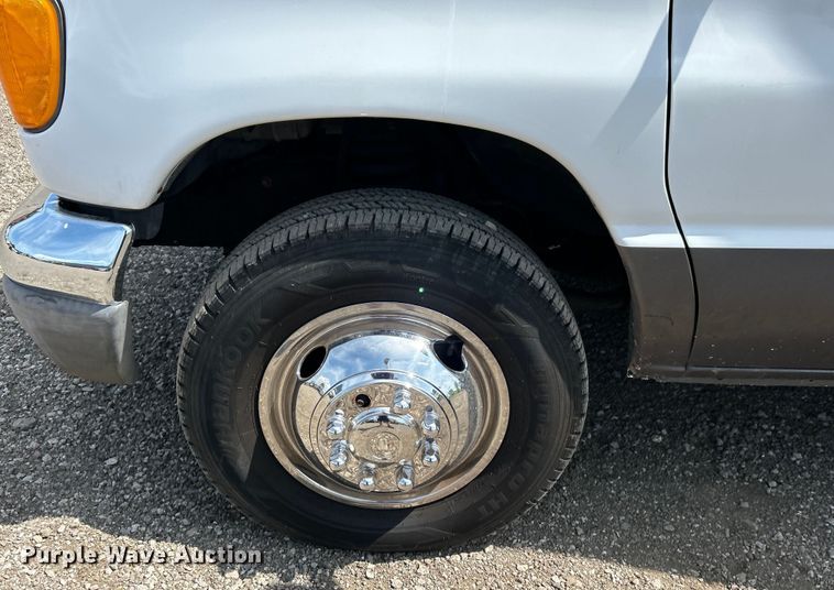 image for item EG0701 2007 Ford E450 Super Duty  shuttle bus