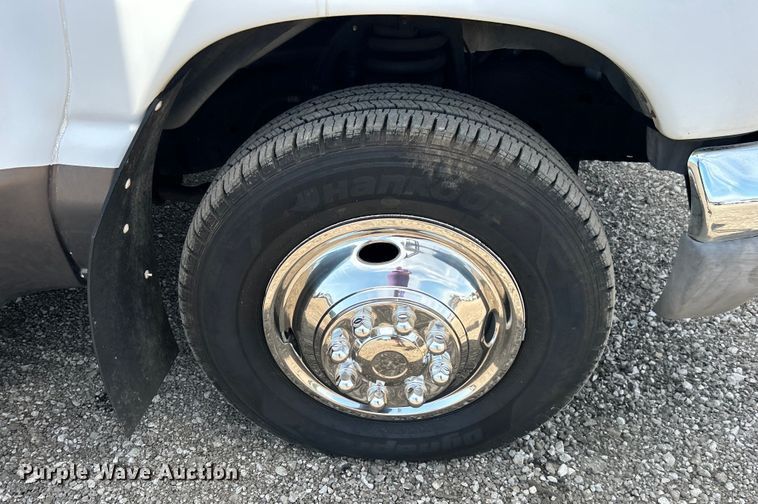 image for item EG0701 2007 Ford E450 Super Duty  shuttle bus