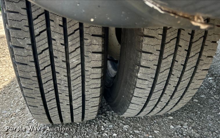 image for item EG0701 2007 Ford E450 Super Duty  shuttle bus