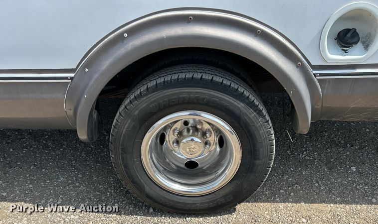 image for item EG0701 2007 Ford E450 Super Duty  shuttle bus