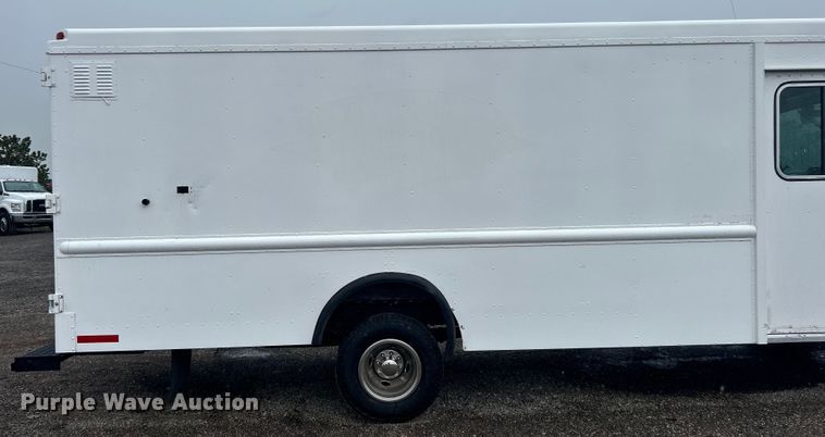 image for item EG1437 2000 Workhorse P30 delivery van