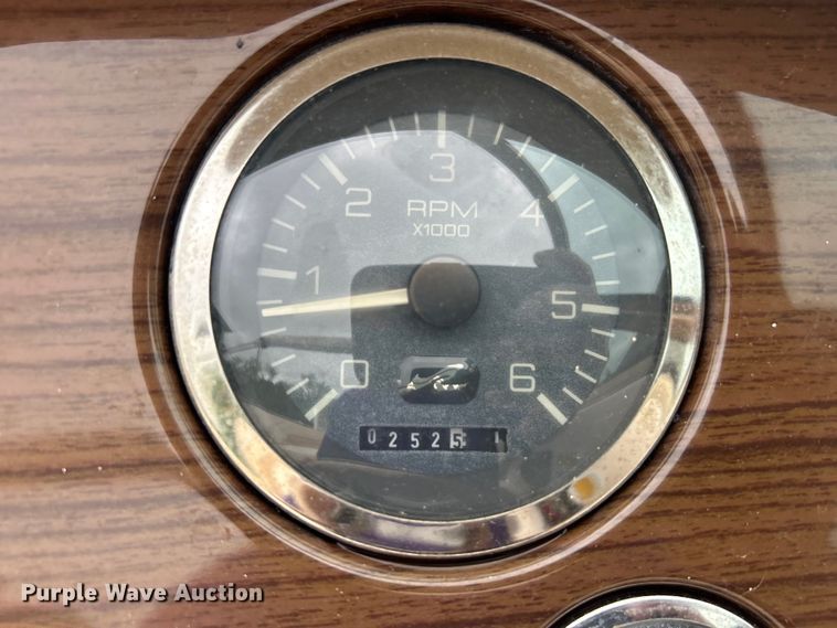 image for item EG1509 1999 Sea Ray Signature Select 260BR boat