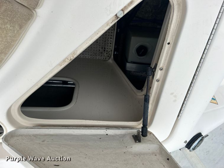 image for item EG1509 1999 Sea Ray Signature Select 260BR boat