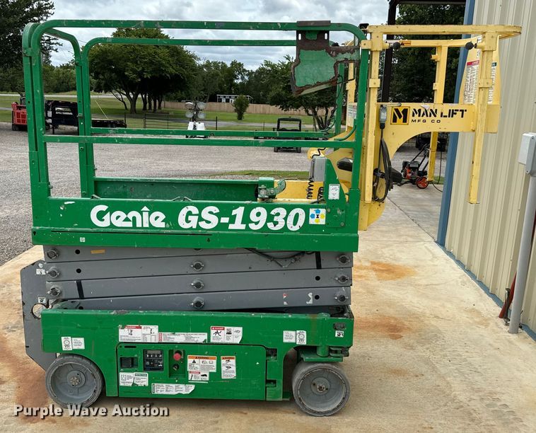 image for item EH4040 2014 Genie GS-1930 scissor lift