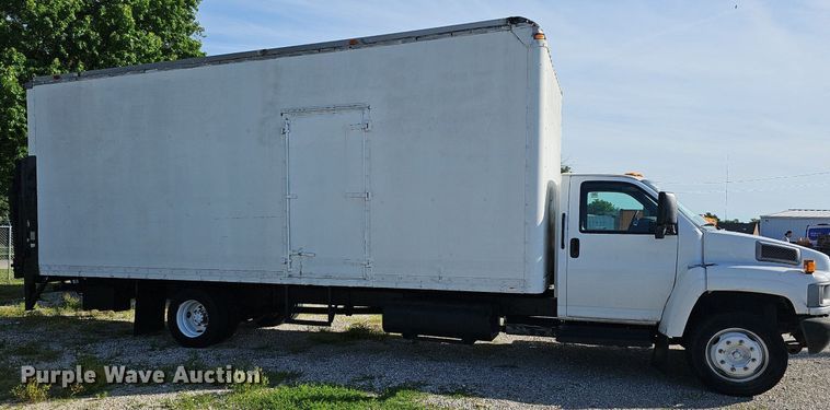 image for item EJ5636 2007 GMC C5500 box truck