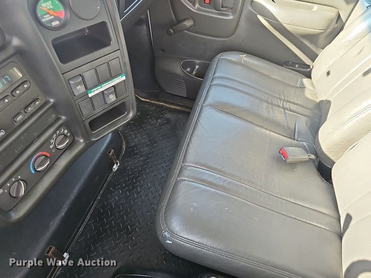 image for item EJ5636 2007 GMC C5500 box truck