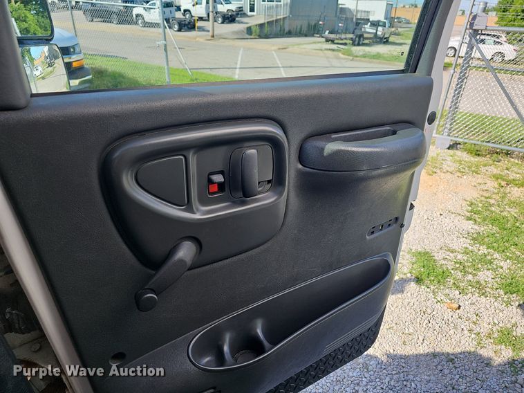 image for item EJ5636 2007 GMC C5500 box truck