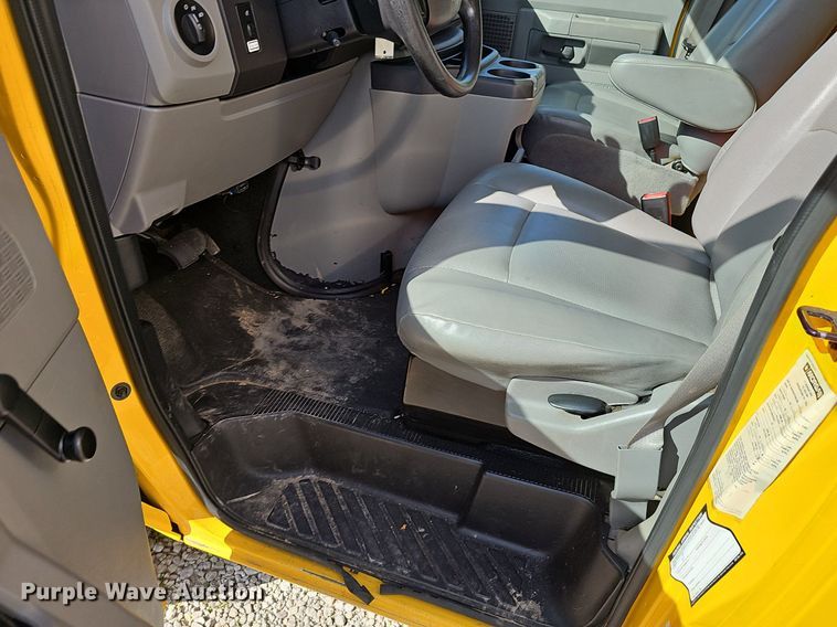 image for item EJ5637 2016 Ford E350 Super Duty box truck