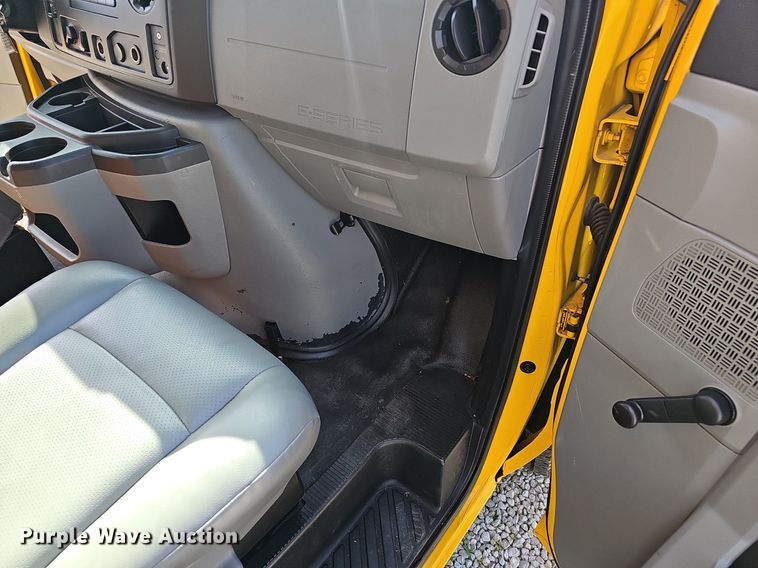 image for item EJ5637 2016 Ford E350 Super Duty box truck