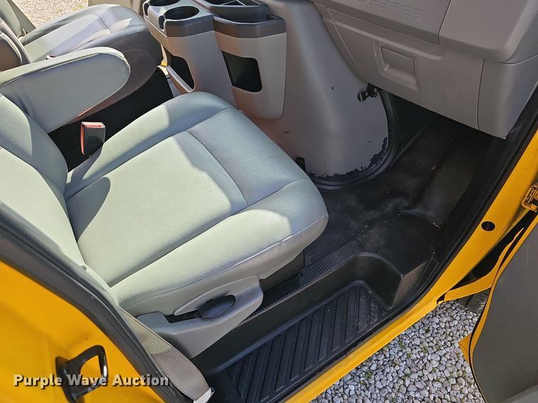 image for item EJ5637 2016 Ford E350 Super Duty box truck