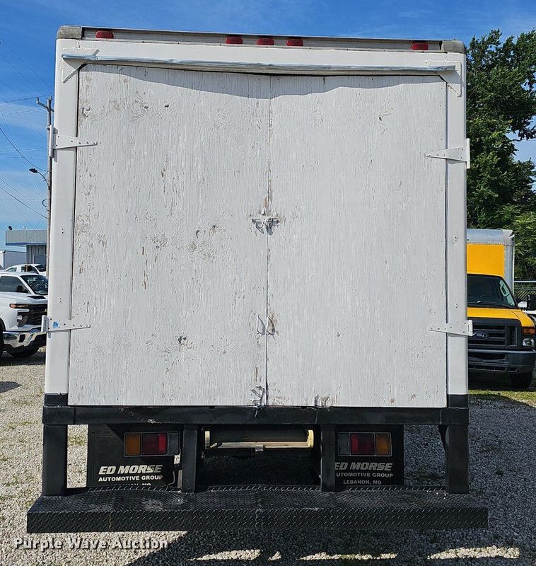 image for item EJ5639 2000 Chevrolet W3500 box truck