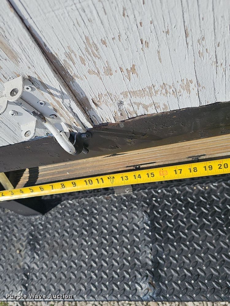 image for item EJ5639 2000 Chevrolet W3500 box truck