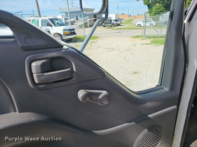 image for item EJ5639 2000 Chevrolet W3500 box truck