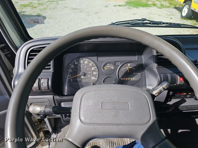 image for item EJ5639 2000 Chevrolet W3500 box truck