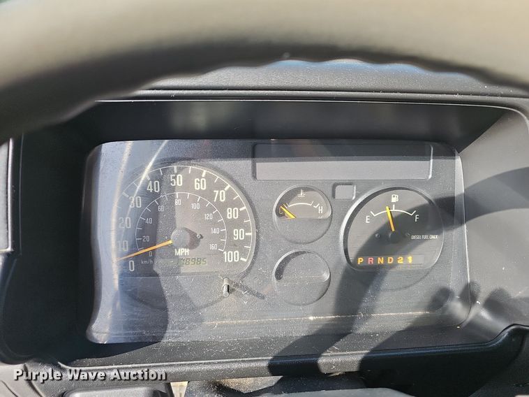 image for item EJ5639 2000 Chevrolet W3500 box truck