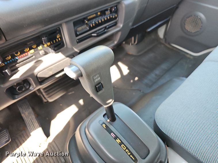 image for item EJ5639 2000 Chevrolet W3500 box truck