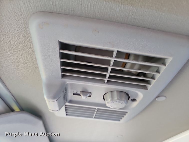 image for item EJ5639 2000 Chevrolet W3500 box truck