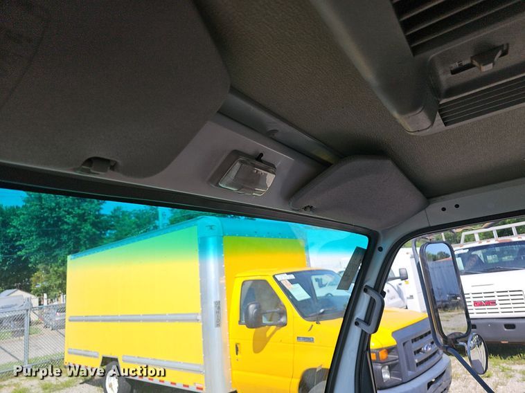 image for item EJ5639 2000 Chevrolet W3500 box truck