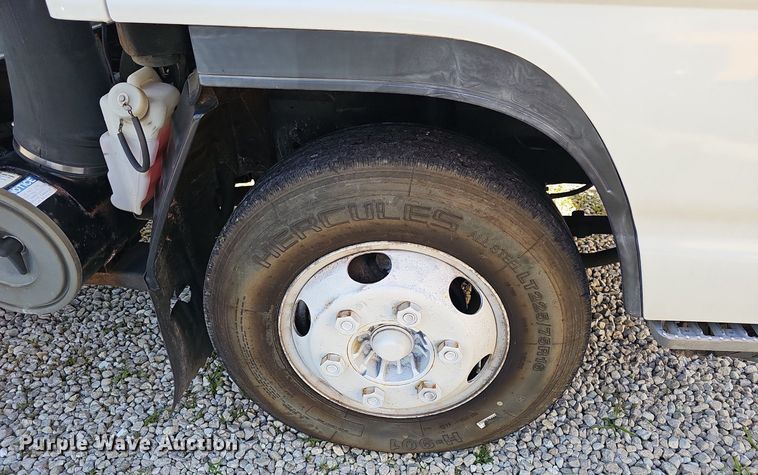 image for item EJ5639 2000 Chevrolet W3500 box truck