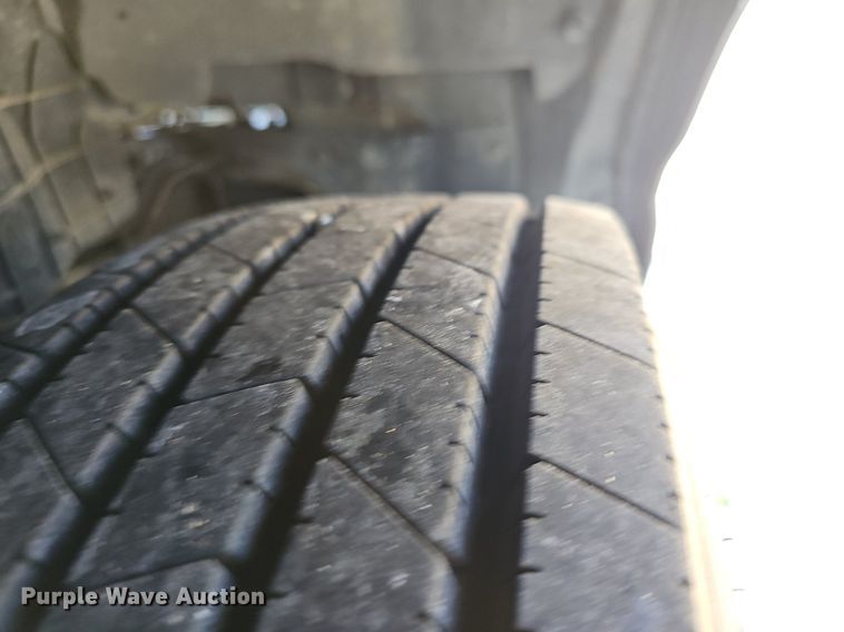 image for item EJ5639 2000 Chevrolet W3500 box truck