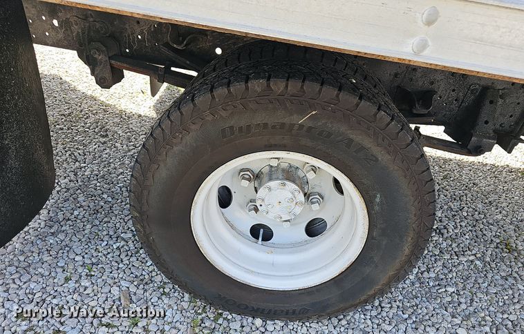 image for item EJ5639 2000 Chevrolet W3500 box truck