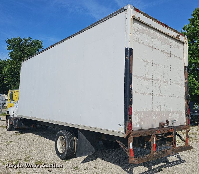 image for item EJ5640 2002 Chevrolet C6500 box truck