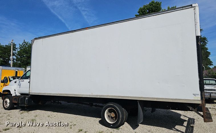 image for item EJ5640 2002 Chevrolet C6500 box truck