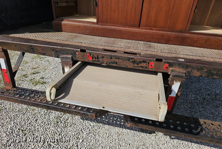 image for item EJ5640 2002 Chevrolet C6500 box truck