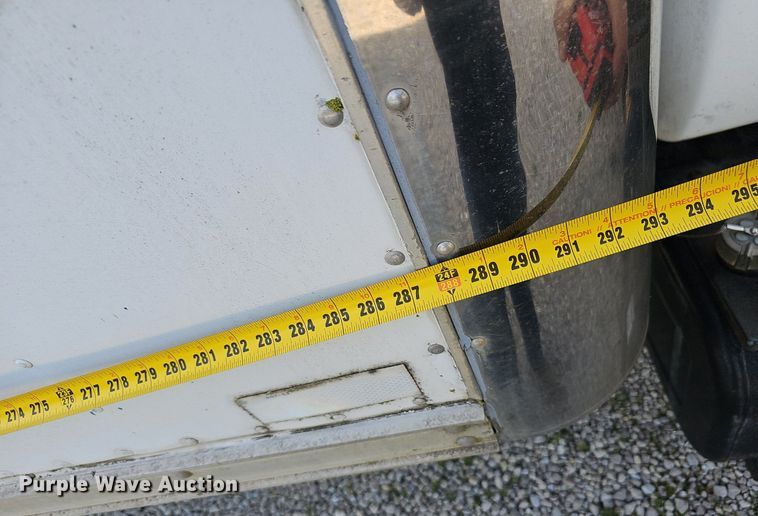 image for item EJ5640 2002 Chevrolet C6500 box truck