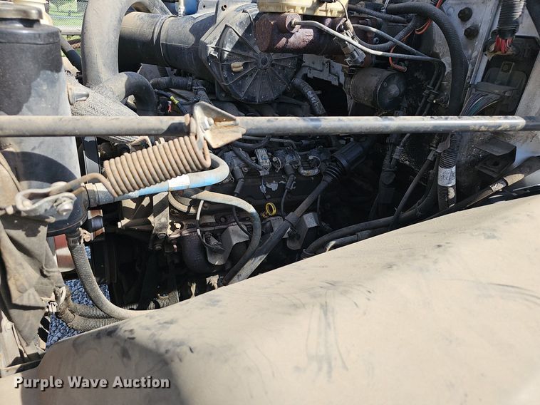 image for item EJ5640 2002 Chevrolet C6500 box truck