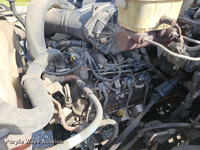 image for item EJ5640 2002 Chevrolet C6500 box truck