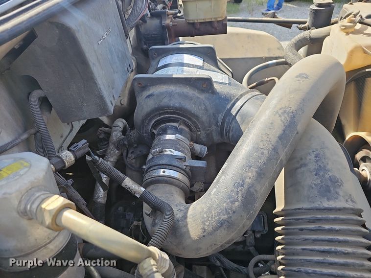 image for item EJ5640 2002 Chevrolet C6500 box truck