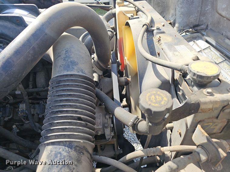 image for item EJ5640 2002 Chevrolet C6500 box truck